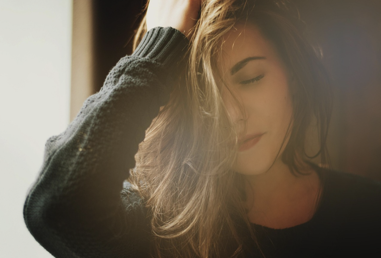 Mujer lamentándose por caída de cabello